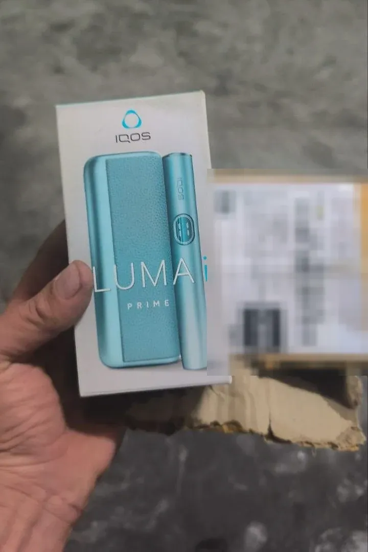 An ILUMA i PRIME box held over the opened delivery parcel