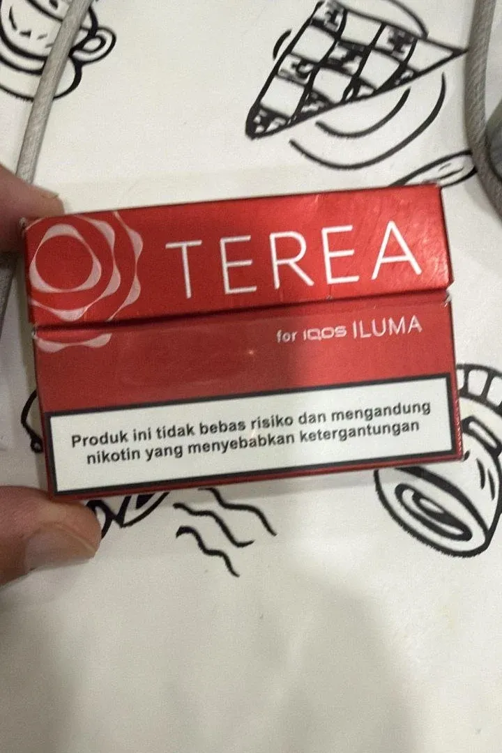 A red pack of Indonesian TEREA for ILUMA in a customer’s hand